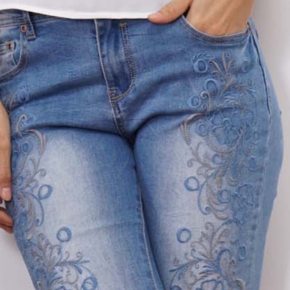 NWT Embroidered Distressed Jeans - Picture 4 of 7